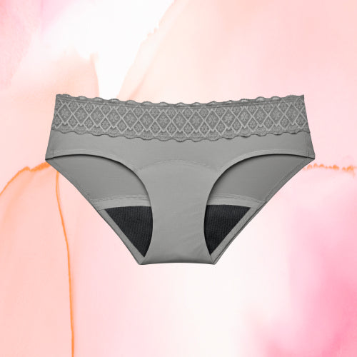 Culotte menstruelle Hipster Full Lace Light du pack Move your body, adaptée aux mouvements, sur fond rose.