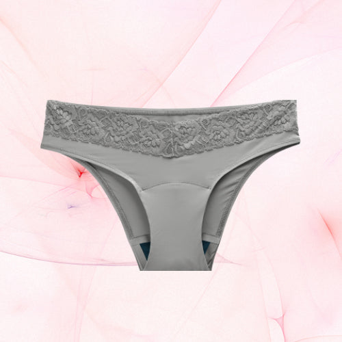 Culotte grise du pack Pack Sexy baby, offrant discrétion et féminité, présentée sur fond rose. Comprend des culottes menstruelles Brazilian Light.