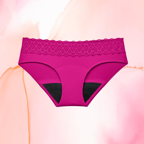Culotte menstruelle Hipster Full Lace Moderate du Pack Douceur extrême +, vue rapprochée, conçue pour les peaux sensibles, offrant confort et protection.