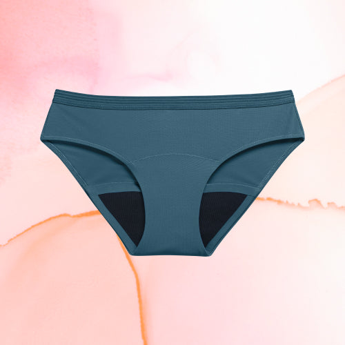 Pack Confort ultime : gros plan sur un sous-vêtement, partie du lot comprenant 3 culottes menstruelles Bikini Basic Moderate pour un confort optimal pendant les règles.