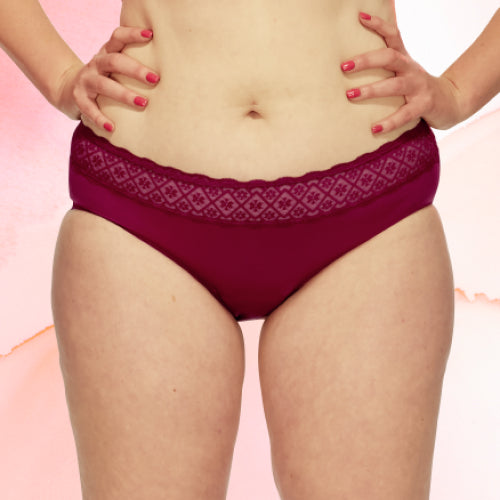 Femme portant une culotte rouge, illustrant le Pack Douceur extrême +, comprenant 3 culottes menstruelles Hipster Full Lace Moderate pour peaux sensibles.