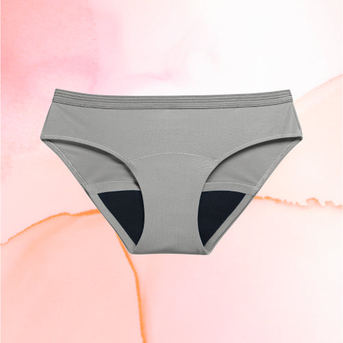 Culotte menstruelle grise du Pack Confort ultime, offrant un confort maximal pendant les règles, avec trois culottes Bikini Basic Moderate incluses.