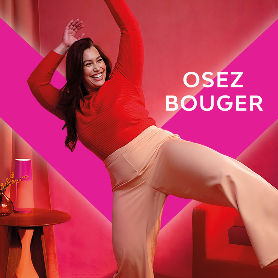 Femme en mouvement portant le Pack Move your body, comprenant des culottes menstruelles Hipster Full Lace Light, illustrant confort et adaptabilité.