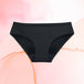 Culotte menstruelle noire, Pack Confort Ultime, offrant confort maximal pendant les règles, présentée sur fond rose. Inclut trois culottes Bikini Basic Moderate.