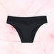 Culotte noire du Pack Sexy baby, intégrant des culottes menstruelles Brazilian Light pour confort et féminité discrète.