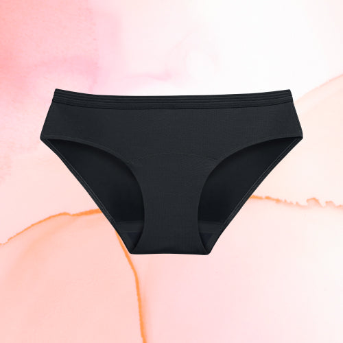 Culotte noire du Pack Feel Good, offrant confort et sécurité, présentée sur un fond rose pour illustrer le produit menstruel inclus dans le pack.