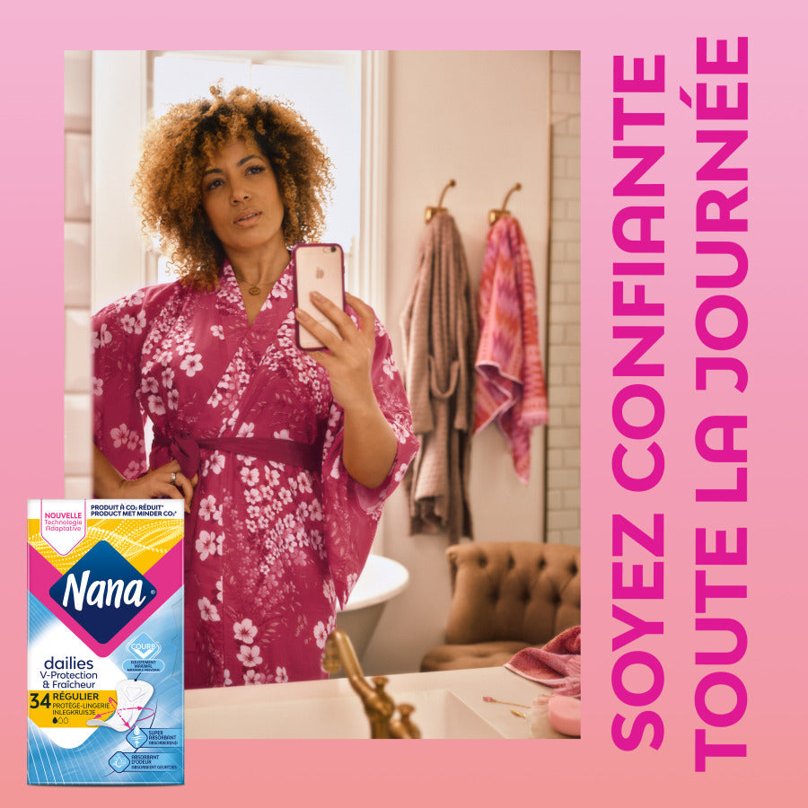 Femme prenant un selfie devant un miroir, portant le Protège-lingerie Nana Dailies Régulier, connu pour son absorption et confort grâce à la technologie Courb-V™.