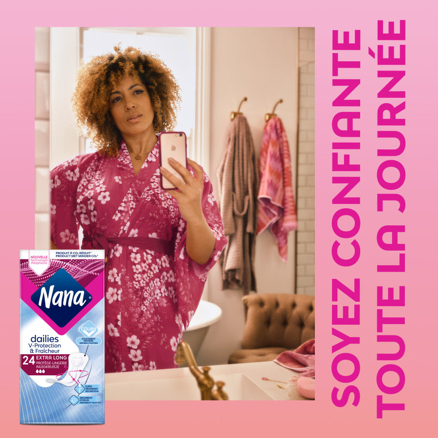 Une femme tenant le Protège-lingerie Nana Dailies Extra Long dans une salle de bain, illustrant son confort et sa longueur supplémentaire pour un usage quotidien.