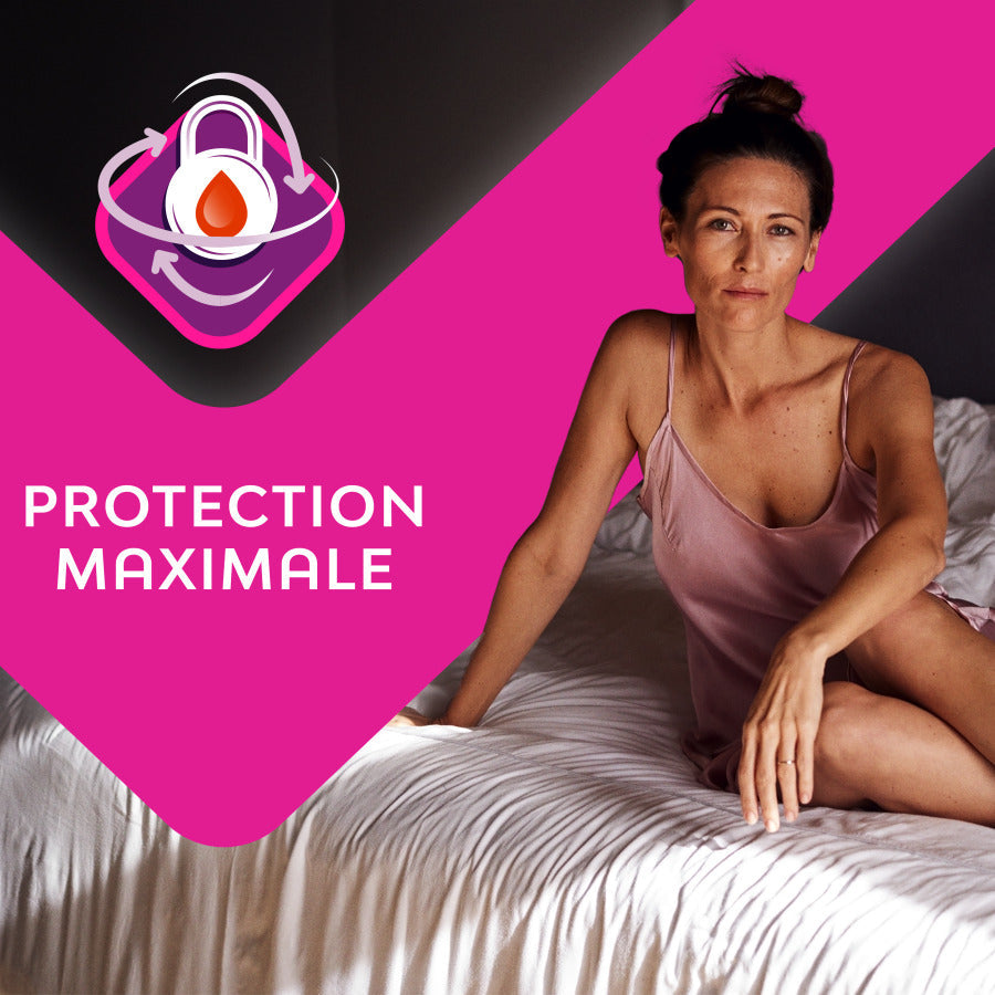 Une femme assise sur un lit présente les Serviettes Nana Ultra Régulier, offrant protection adaptative grâce à la technologie Courb-V™ pour un confort maximal.