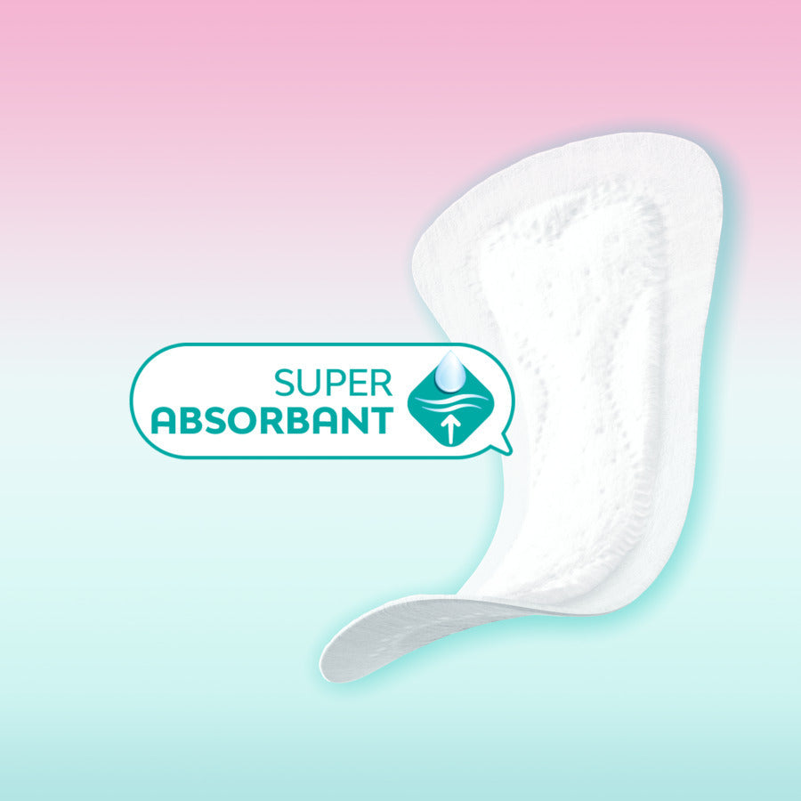 Pack Freedom : Gros plan sur une serviette hygiénique blanche, symboles goutte d'eau et flèche, évoquant confort et protection pour peaux sensibles.