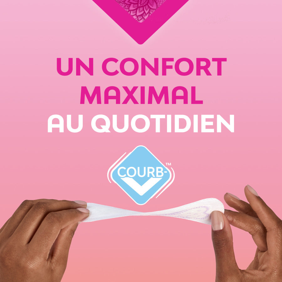 Personne tenant un Protège-lingerie Nana Dailies Extra Long, montrant sa texture douce et flexible, conçu pour le confort quotidien grâce à la technologie Courb-V™.