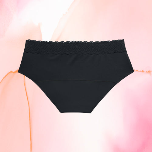 Culotte menstruelle noire du Pack Douceur extrême +, idéale pour peaux sensibles, présentée sur fond rose.