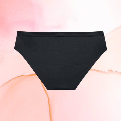 Culotte menstruelle noire du Pack Confort ultime, offrant confort maximal avec 3 culottes Bikini Basic Moderate et 48 serviettes Nana V-Protection.