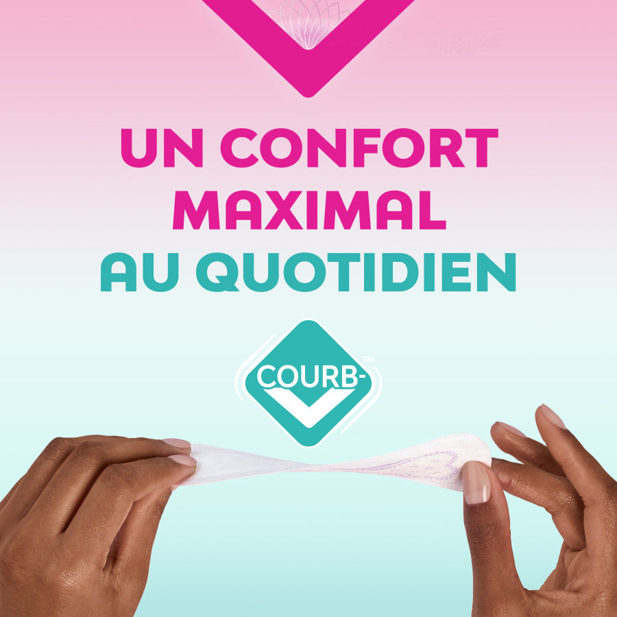 Main d'une femme tenant un Protège-lingerie Nana PureSensitive™ Régulier, conçu pour peaux sensibles, sans allergène, avec voile extra-doux et technologie Courb-V™ pour confort et absorption.