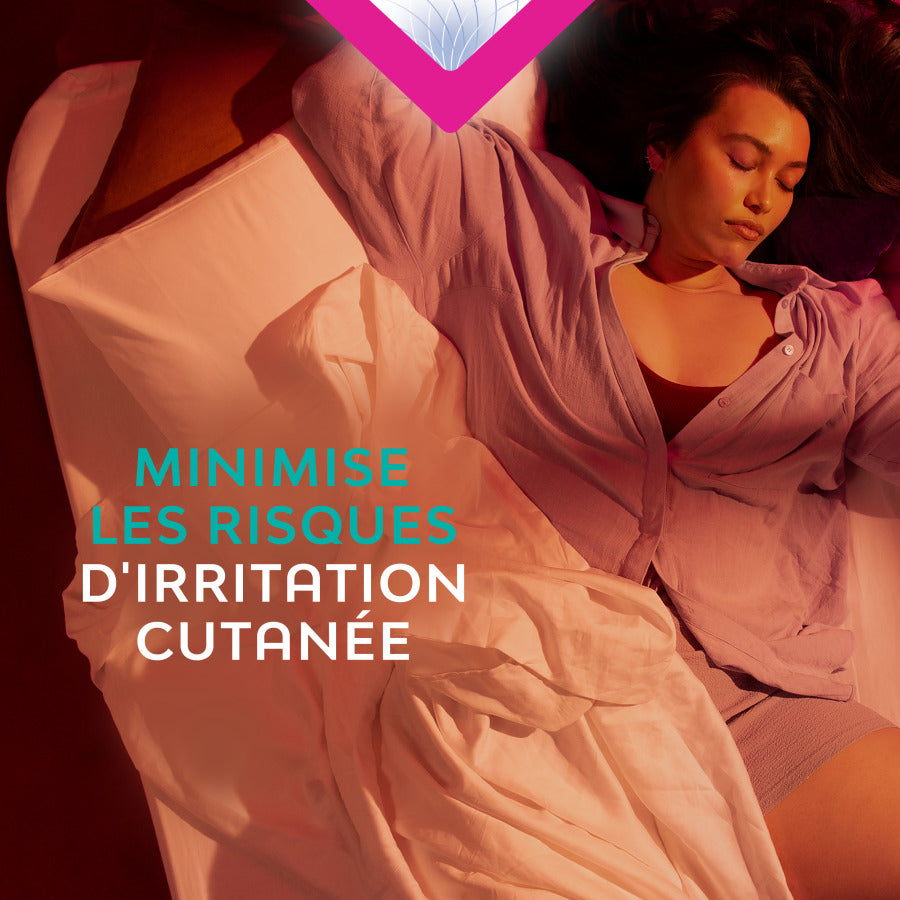 Femme allongée, yeux fermés, portant un t-shirt rose, illustrant le confort des Serviettes Nana PureSensitive™ Ultra Régulier Plus avec ailettes pour peau sensible.