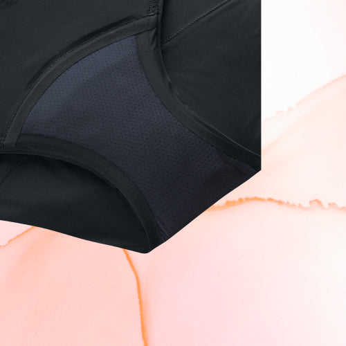 Pack Douceur extrême + : gros plan d'une culotte menstruelle noire Hipster Full Lace Moderate, idéale pour peaux sensibles.