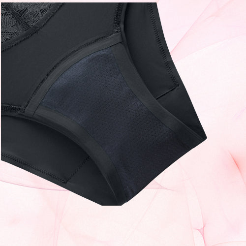 Pack Sexy baby : gros plan sur une culotte menstruelle noire, partie du lot comprenant 3 culottes Brazilian Light et 3 paquets de protège-lingeries Nana Voile.