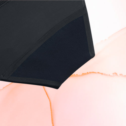 Pack Confort ultime avec une vue rapprochée d'un parapluie noir, représentant discrètement le confort et la protection offerts par les culottes menstruelles et serviettes incluses.
