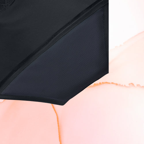 Pack Best-seller : gros plan sur une culotte menstruelle noire et grise, offrant sécurité et confort avec des serviettes Nana V-Protection pour une protection optimale.