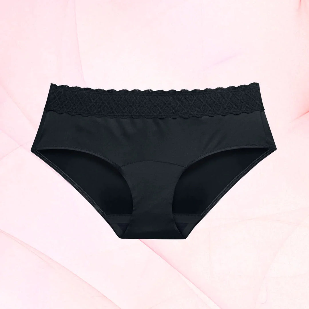 Culotte menstruelle noire de la collection Pack Cycle Complet, modèle Hipster Full Lace, adaptée aux flux abondants à modérés, avec dentelle élégante.